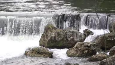 瀑布水溅在石头上，时间流逝，创造视觉效果